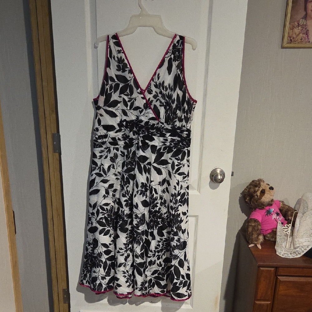 Robbie Bee White Dress with Black Floral Print and Fuchsia Trim